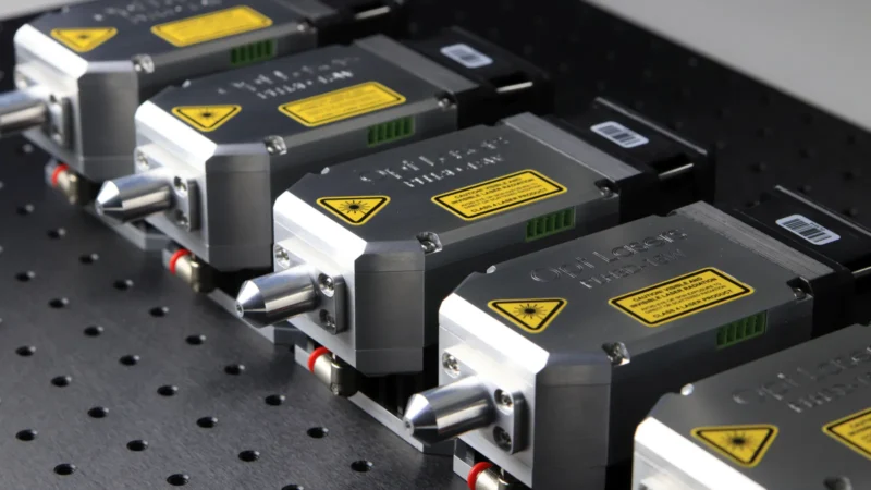 Elektronik ve lazer ekipmanları üzerinde bulunan gerçek uyarı ve tanımlama etiketleri.