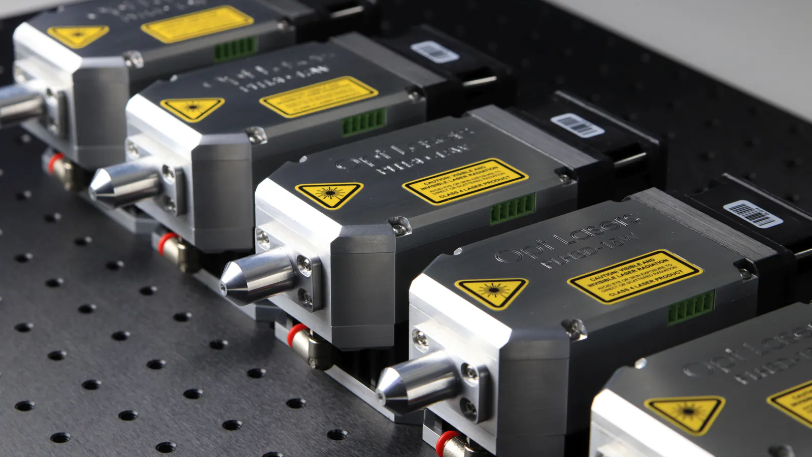 Elektronik ve lazer ekipmanları üzerinde bulunan gerçek uyarı ve tanımlama etiketleri.