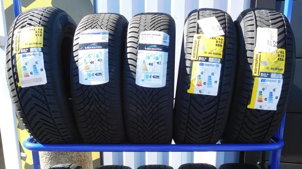 Otomobil lastikleri üzerinde bulunan gerçek ürün ve performans etiketleri.