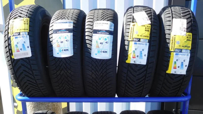 Otomobil lastikleri üzerinde bulunan gerçek ürün ve performans etiketleri.
