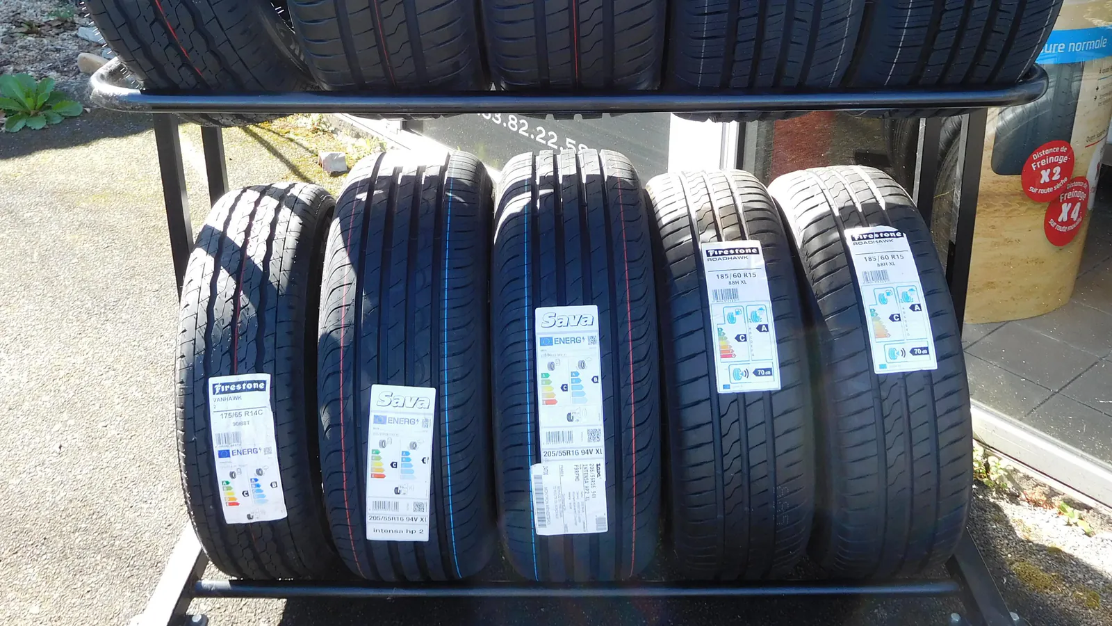 Otomotiv lastiklerinin üzerinde bulunan gerçek ürün ve performans etiketleri.