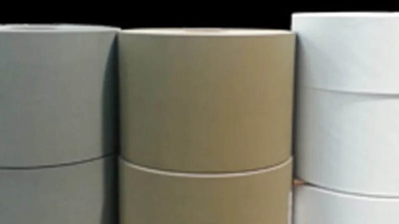 Beyaz ve açık renkli non-woven etiket malzemesi ruloları