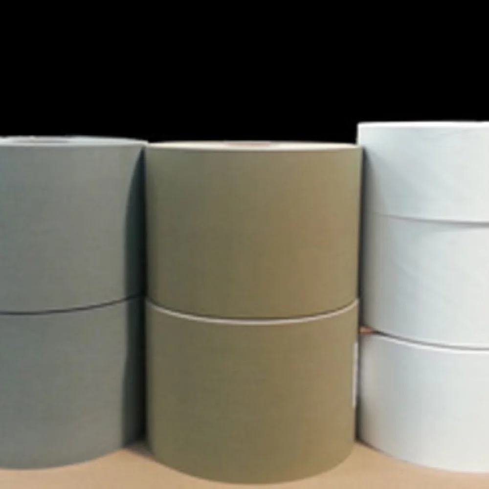 Beyaz ve açık renkli non-woven etiket malzemesi ruloları